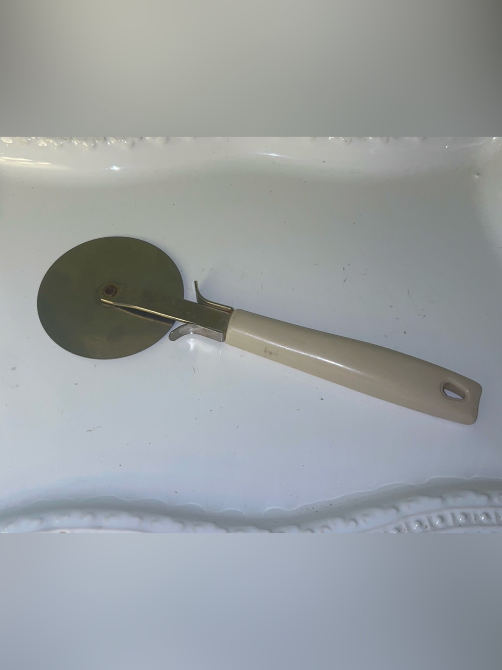 EKCO Vintage Almond pizza cutter/pizza wheel/pastry slicer